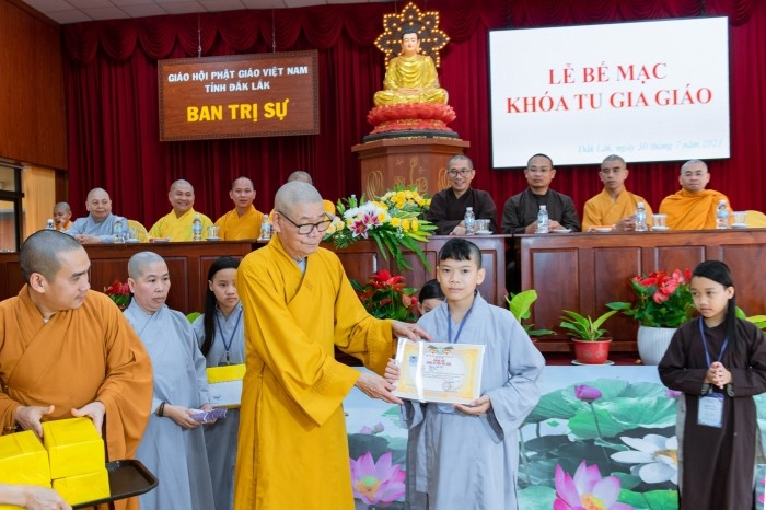 Hòa thượng Thích Châu Quang trao chứng chỉ đến tu sinh sau khóa học gia giáo