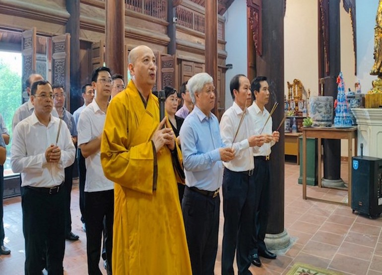  Phái đoàn dâng hương cố Chủ tịch nước Tôn Đức Thắng tại chùa Hộ Quốc
