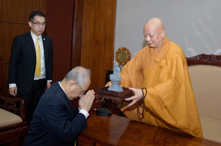 Hòa thượng Thích Lệ Trang tặng tôn tượng Phật theo mẫu tượng chùa Phật Tích làm quà lưu niệm đến Chủ tịch WFB