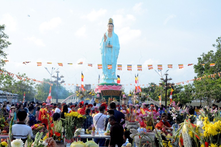 Người dân, Phật tử đến đảnh lễ Đức Quán Thế Âm tại Quán Âm Phật Đài - TP.Bạc Liêu