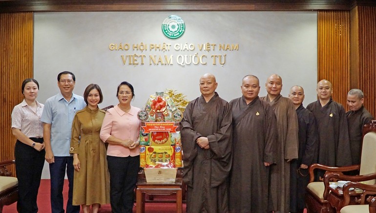 Bà Trần Kim Yến cùng đoàn trao quà chúc mừng nhân mùa An cư kiết hạ Phật lịch 2567
