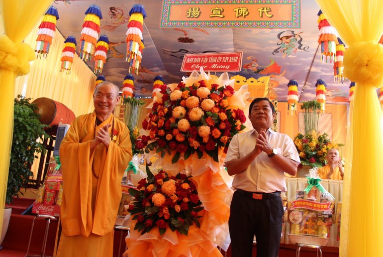 Đại diện Ban Dân vận Tỉnh ủy tỉnh Tây Ninh tặng hoa chúc mừng Đại lễ Vu lan - Báo hiếu