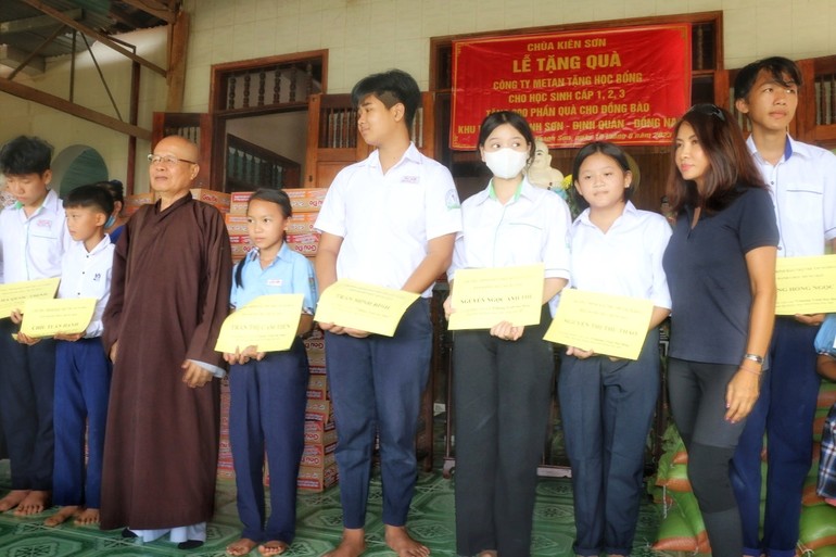 Hòa thượng Thích Chơn Nguyên trao quà đến học sinh, tại xã Thanh Sơn, H.Định Quán