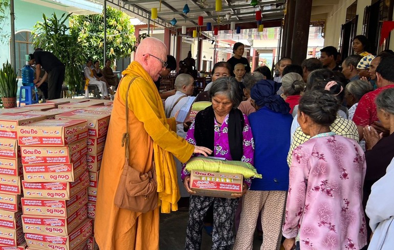Ban Từ thiện xã hội Phật giáo tỉnh Khánh Hòa tổ chức trao quà từ thiện đến những hoàn cảnh khó khăn