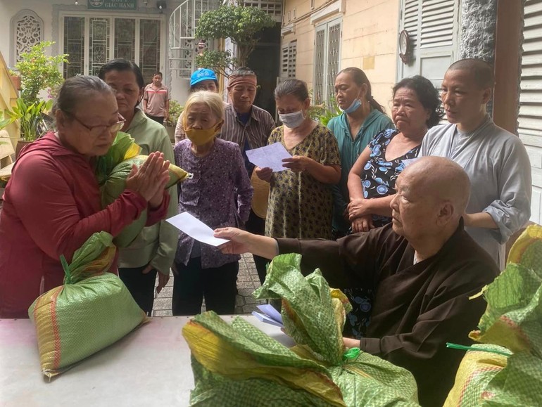 Ni trưởng Thích nữ Tịnh Nguyện trao quà đến những gia đình khó khăn tại chùa Phước Hải