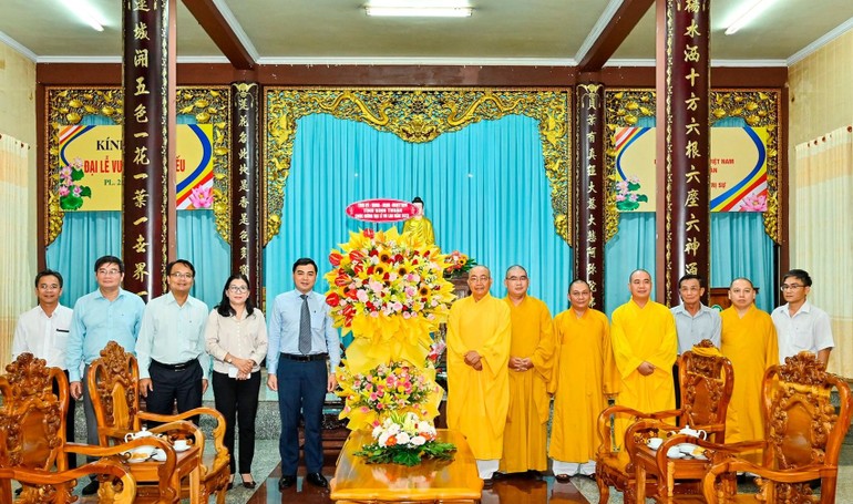 Ông Nguyễn Hoài Anh tặng hoa chúc mừng Đại lễ Vu lan đến Hòa thượng Thích Minh Nhật