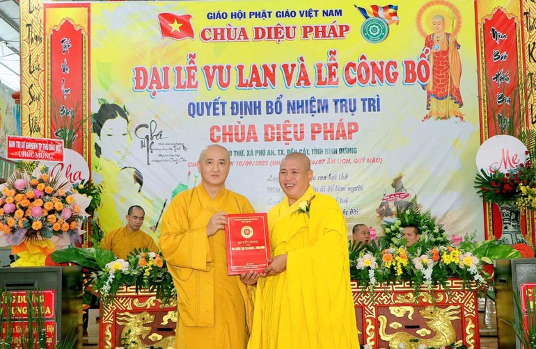 Hòa thượng Thích Huệ Thông trao quyết định bổ nhiệm trụ trì chùa Diệu Pháp đến Thượng tọa Thích Minh Tân