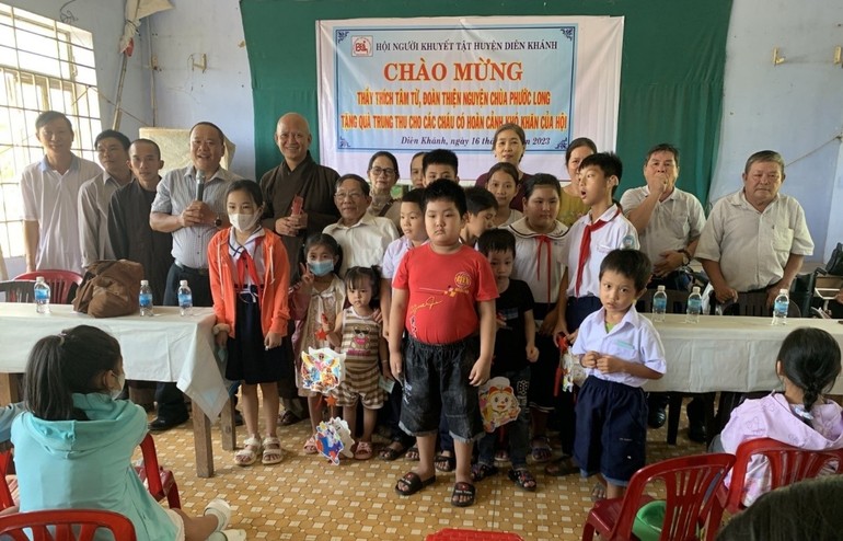 Đoàn thiện nguyện chùa Phước Long trao quà Tết Trung thu cho trẻ em khuyết tật H.Diên Khánh 