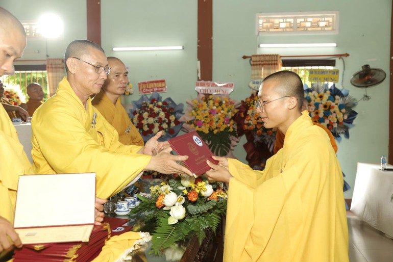 Thượng tọa Thích Chánh Huệ, Hiệu trưởng Trường Trung cấp Phật học Quảng Nam trao bằng tốt nghiệp cho Tăng sinh