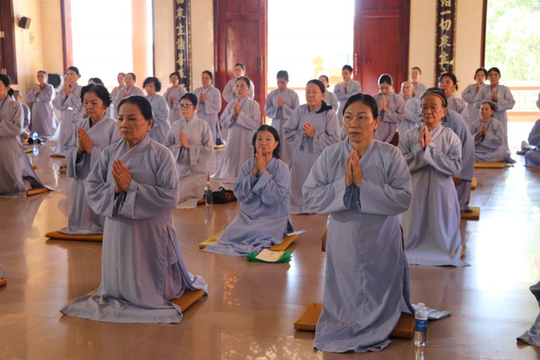 Hơn 100 Phật tử tham gia khóa tu Bát Quan trai do chư Tăng chùa Tỉnh Hội tổ chức