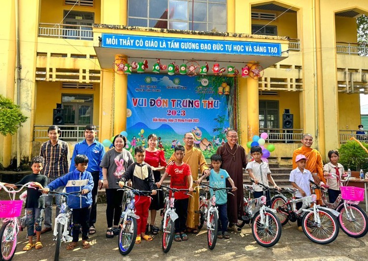 Đoàn tịnh xá Ngọc Đạt trao tặng 10 chiếc xe đạp cho các em học sinh