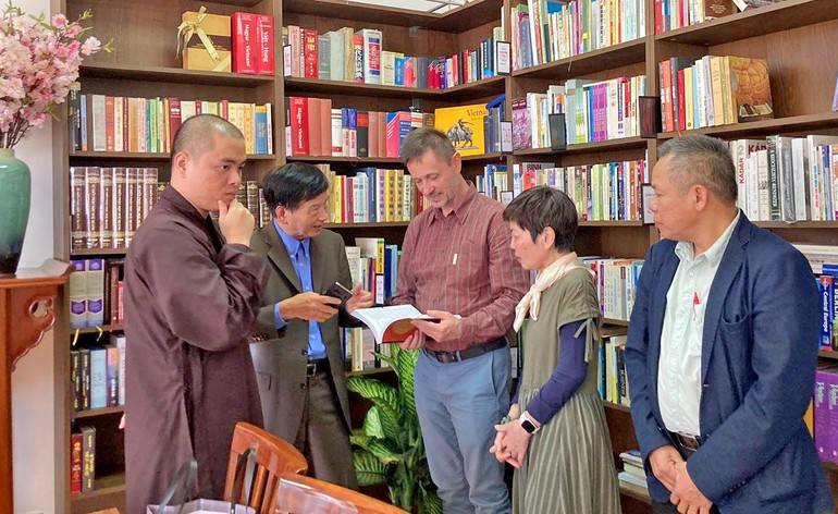 Ông Balogdhi Tibor, Đại sứ Hungary tại Việt Nam tham quan Thư viện Vinabudh thuộc chùa Tuệ Giác