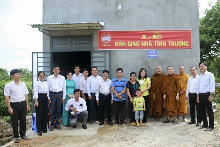 Ban Trị sự H.Tân Phú và đại diện chính quyền địa phương trong ngày bàn giao nhà mới đến gia đình ông Vỹ