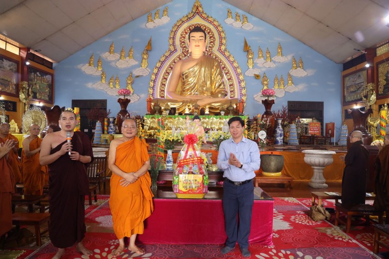  Ông Nguyễn Đình Kiên thăm, chúc mừng trường hạ thiền viện Phước Sơn