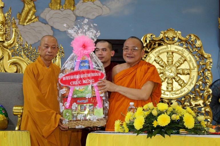 Thượng tọa Thích Huệ Khai tặng quà đến Hòa thượng Thích Bửu Chánh nhân mùa an cư theo truyền thống Phật giáo Nam tông Kinh
