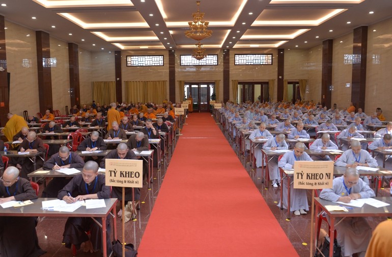 Không khí trang nghiêm của buổi làm bài tự luận của 240 giới tử Đại giới đàn Bửu Huệ - tại Việt Nam Quốc Tự