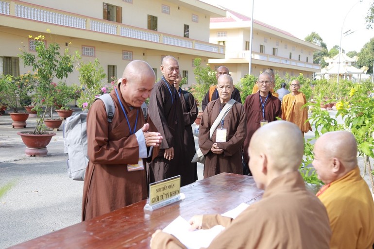 Giới tử Tỳ-kheo làm thủ tục nhập chúng tại giới đàn Vạn Phật Đại Tòng Lâm