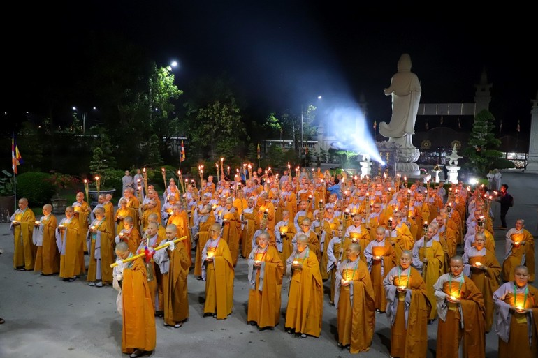 Chư Ni tại giới trường chùa Thanh Tâm trong nghi thức hô canh, tuần chiếu