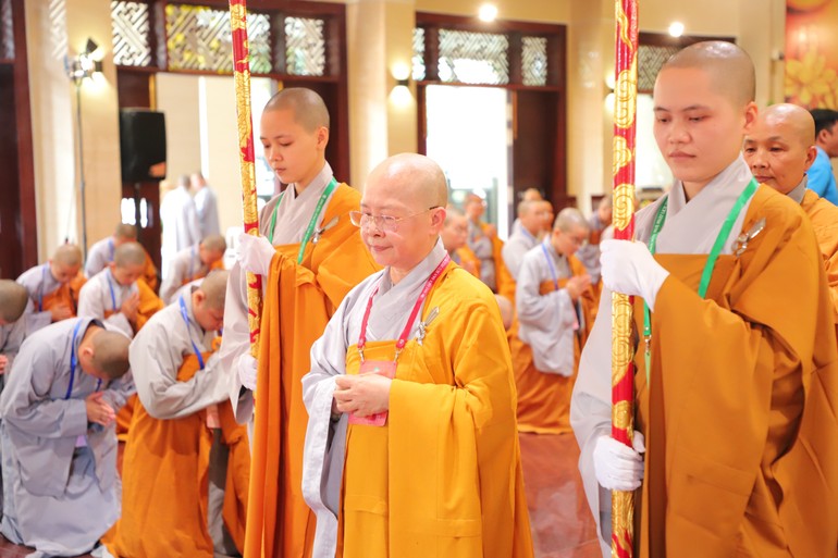 Cung nghinh Ni trưởng Thích nữ Như Thảo giáo giới tại giới trường chùa Thanh Tâm