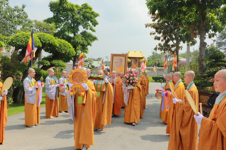 Ban Điều hành cung rước di ảnh Trưởng lão Hòa thượng Thích Bửu Huệ về giới trường chùa Thanh Tâm