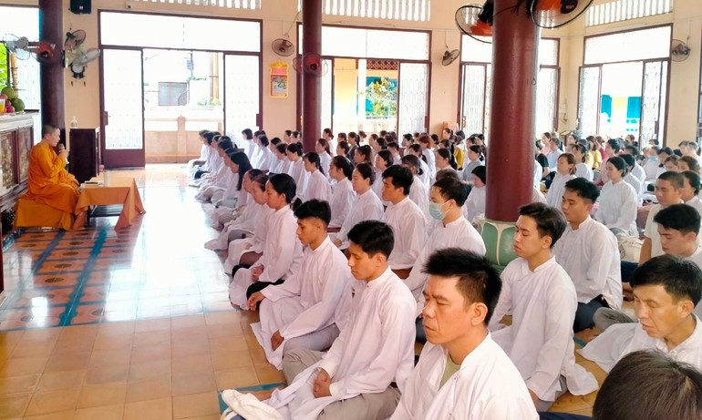 Hơn 150 Phật tử về tịnh xá Ngọc Phương thực tập thiền