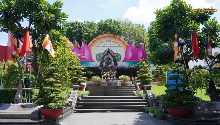 Công viên Tượng đài Bồ-tát Thích Quảng Đức sáng 20-5-2021, với cờ hoa Kính mừng Phật đản - Ảnh: Như Danh