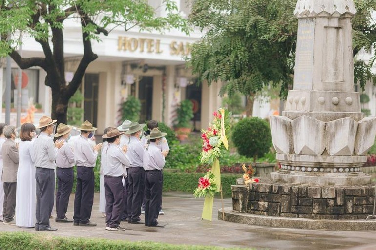 Tưởng niệm trước tượng đài Thánh tử đạo tại Huế