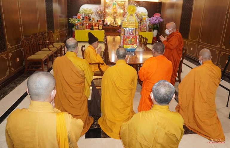 Đảnh lễ khánh tuế đến Hòa thượng Thích Đức Nghiệp tại chùa Vĩnh Nghiêm