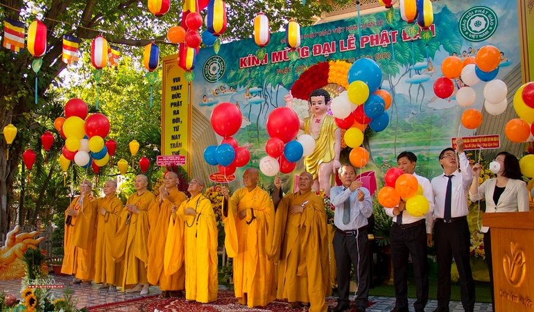 Chư tôn đức và chính quyền quận 12 thả bong bóng cầu nguyện hòa bình trong Đại lễ Phật đản Phật lịch 2566 tại chùa Vĩnh Phước