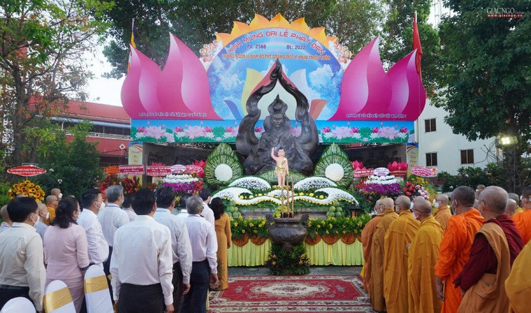 Trang nghiêm tưởng niệm 59 năm Bồ tát Thích Quảng Đức vị pháp thiêu thân và Đại lễ Phật đản Phật lịch 2566 