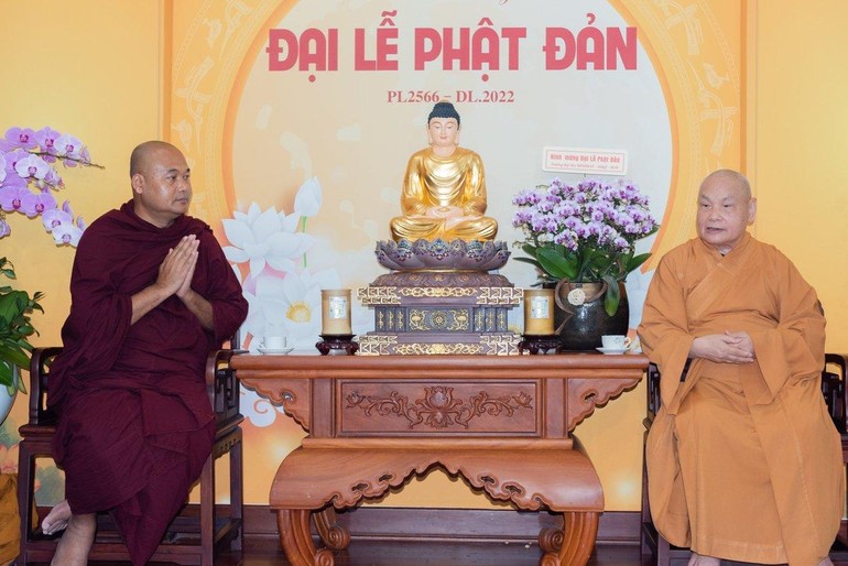 Thượng tọa Dhammapiya vấn an sức khỏe đến Hòa thượng Thích Thiện Nhơn - Ảnh: Đăng Huy