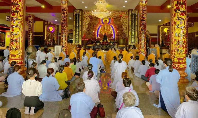 Phật giáo huyện Tam Bình cúng dường tại trường hạ Phật Ngọc Xá Lợi Vĩnh Long