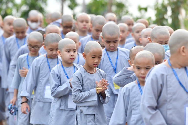 80 em nhỏ xuống tóc xuất gia gieo duyên chùa Quan Âm Đông Hải