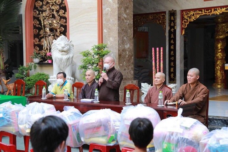 Thượng tọa Thích Minh Nghĩa, trụ trì chùa Hưng Phước phát biểu tại buổi trao quà 