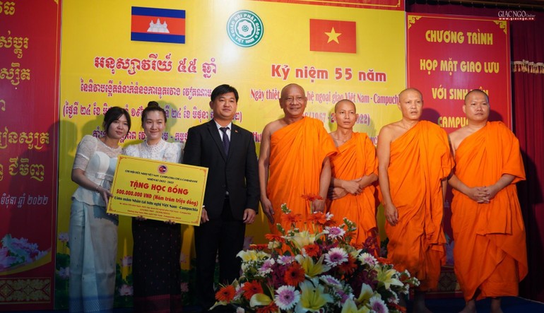 Chùa Candaransi trao tặng 500 triệu đồng học bổng “Ươm mầm nhân tài hữu nghị Việt Nam – Campuchia “đến ngài Sok Dareth