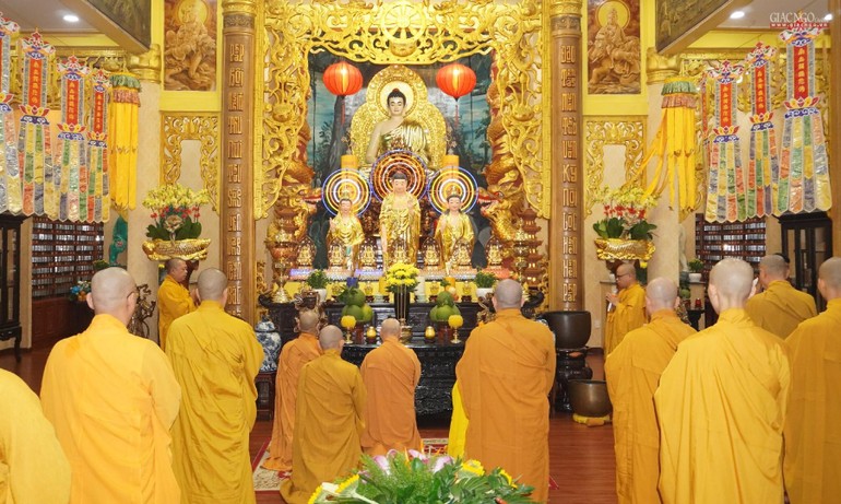 Chư tôn đức Phật giáo quận 3 bố-tát tại chùa Minh Đạo