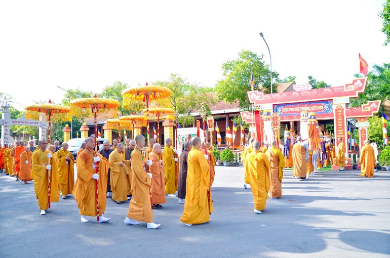 Trang nghiêm khai mạc Đại giới đàn Huệ Trường tại thiền viện Trúc Lâm Phương Nam