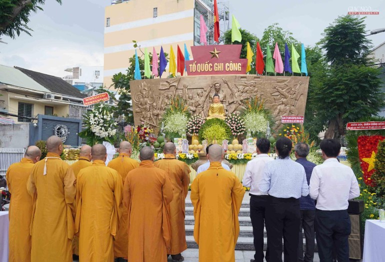 Chư tôn đức Phật giáo quận 3, đại diện chính quyền dâng hương tưởng niệm tại Đài Liệt sĩ quận 3 chiều 27-7