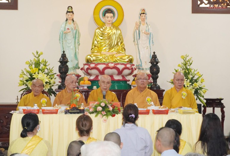 Trưởng lão Hòa thượng Thích Tịnh Hạnh sách tấn đến Phật tử tại lễ Vu Lan - Báo hiếu - chùa Linh Chưởng, sáng 1-8
