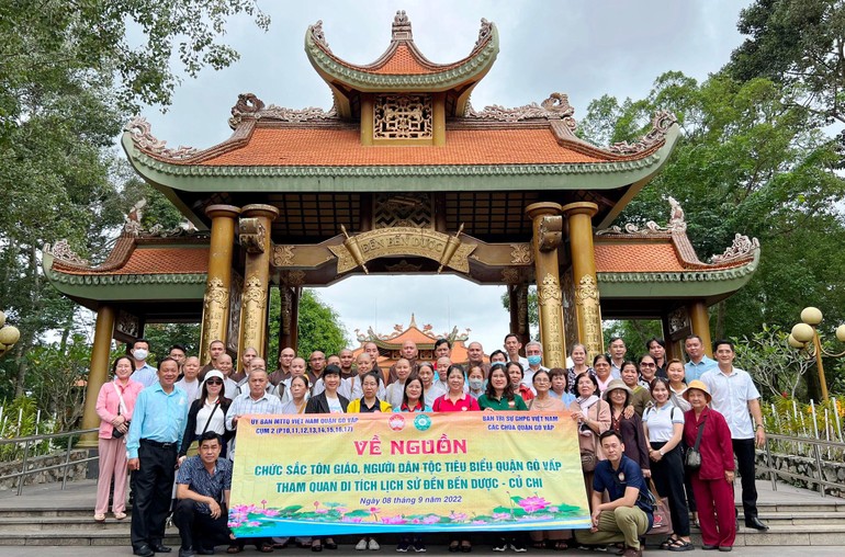 Chư tôn đức Phật giáo quận Gò Vấp tham gia chương trình về nguồn - Ảnh: LSHH