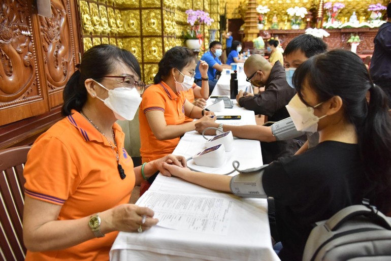 Tham gia hiến máu nhân đạo cứu người tại chùa Giác Ngộ (quận 10, TP.HCM)