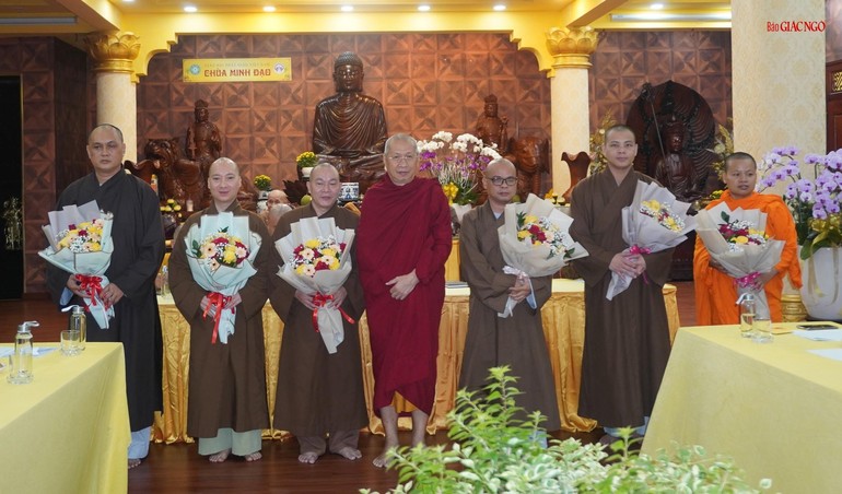 Hòa thượng Thích Tăng Định, cố vấn Ban Trị sự GHPGVN quận 3 trao hoa chúc mừng đến chư tôn đức quận 
