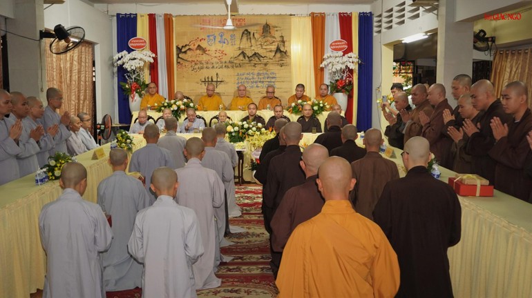 Lớp sơ cấp Phật học quận 3 tri ân đến giáo thọ sư