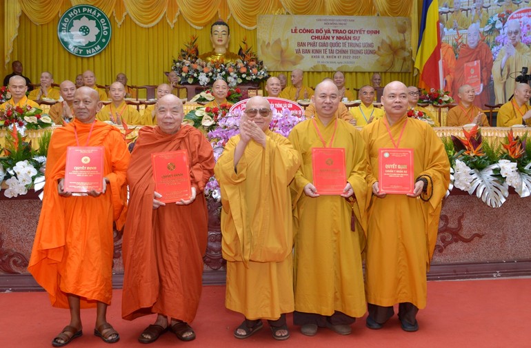 Hòa thượng Thích Thiện Nhơn, Chủ tịch Hội đồng Trị sự trao quyết định ra mắt nhân sự Ban Phật giáo Quốc tế T.Ư và Ban Kinh tế-Tài chính T.Ư nhiệm kỳ 2022-2027 - Ảnh: Bảo Toàn/BGN