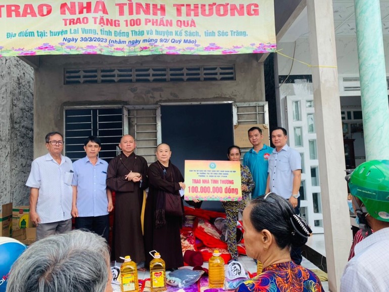 Phật giáo Q.Gò Vấp và chùa Vĩnh Quang trao tặng nhà tình thương tại Sóc Trăng