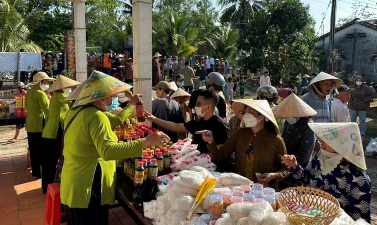 Ban Trị sự Phật giáo H.Trà Ôn tổ chức "Phiên chợ 0 đồng" tặng quà đến bà con Khmer
