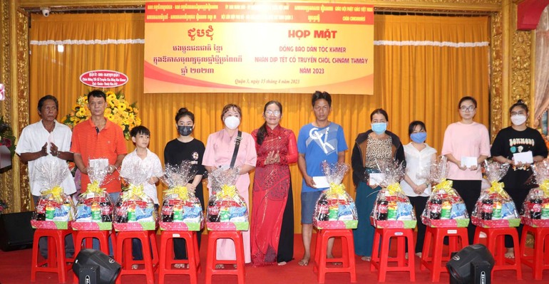 Bà Trần Thị Hường, Ủy viên Ban Thường vụ, Trưởng ban Dân vận Quận ủy Q.3 tặng quà Tết đến bà con Khmer