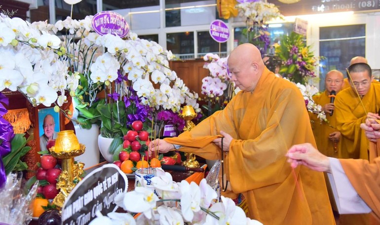 Hòa thượng Thích Lệ Trang cùng chư tôn đức Ban Trị sự Phật giáo TP.HCM viếng tang