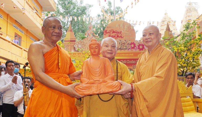 Hòa thượng Thích Thiện Nhơn, cùng Hòa thượng Thích Lệ Trang tặng tượng Phật chúc mừng Tết cổ truyền Chôl Chnăm Thmây đến Hòa thượng Danh Lung