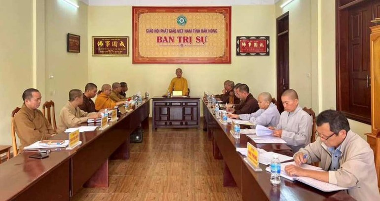 Thượng tọa Thích Quảng Hiền, Trưởng ban Trị sự GHPGVN tỉnh Đắk Nông chủ trì phiên họp